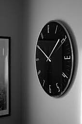 Dizajnové hodiny Karlsson